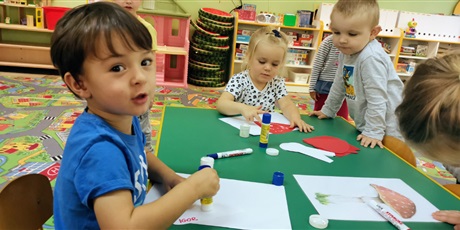Powiększ grafikę: Igor i Amelka wykonuja pracę plastyczną - muchomora z papieru