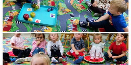 Powiększ grafikę: Dzieci poznaja owoce - gruszki śliwki i jabłka, zabawa z tajemniczym pudełkiem, tylko przez dotyk określają nazwę owocu