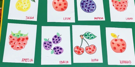 Powiększ grafikę: prace dzieci - owoce wyklejane plasteliną