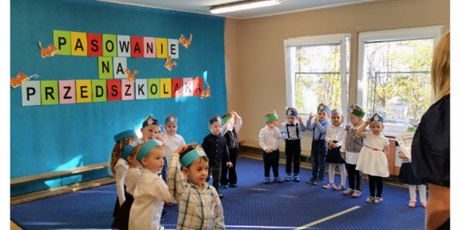 Powiększ grafikę: pasowanie na przedszkolaka, składanie przyrzeczenia przedszkolaka przez dzieci z grupy 1 kotki