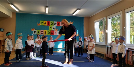 Powiększ grafikę: P. Dyrektor pasuje Konrada