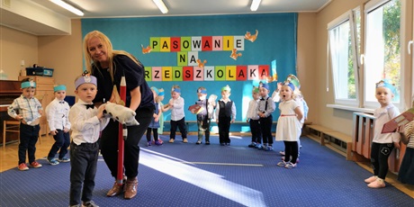 Powiększ grafikę: Igor pozuje do zdjęcia z p. Dyrektor