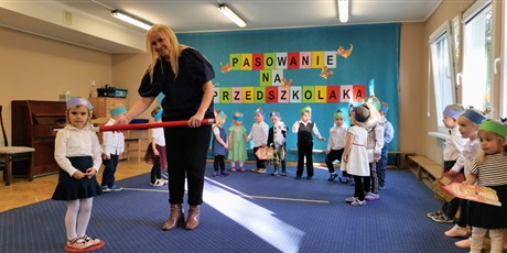 Powiększ grafikę: Kamila jest pasowana przez p. Dyrektor