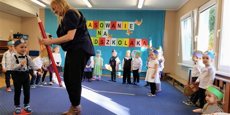 Powiększ grafikę: Szymon odbiera upominki od p. Dyrektor
