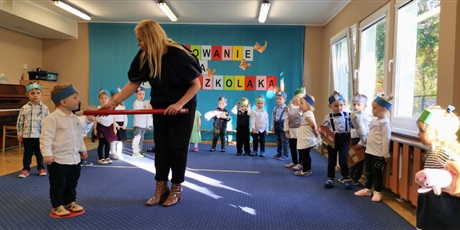 Powiększ grafikę: Szymon na ramieniu ma ogromną kredkę- jest pasowany na przedszkolaka