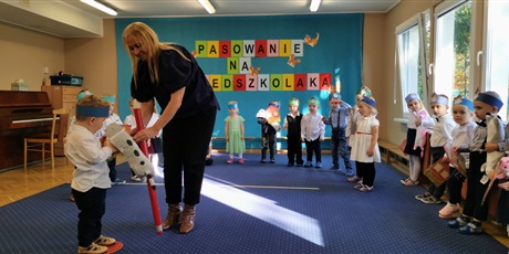 Powiększ grafikę: Szymon odbiera upominki od p. Dyrektor