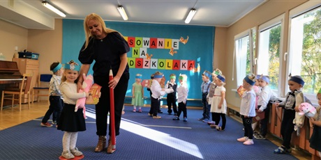 Powiększ grafikę: Matylda odbiera upominki od p. dyrektor