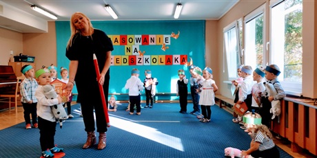Powiększ grafikę: Kubuś pozuje do zdjęcia z p. Dyrektor