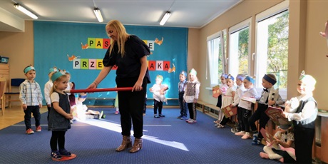 Powiększ grafikę: Idalia jest pasowana na przedszkolaka, na ramieniu ma dużą czerwoną kredkę