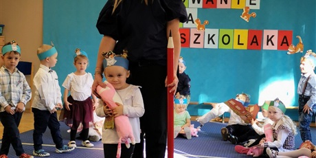 Powiększ grafikę: Amelka i p. Dyrektor na pamiątkowym zdjęciu
