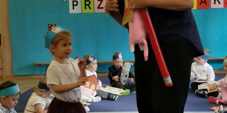 Powiększ grafikę: Marysia odbiera upominki- kotka i dyplom