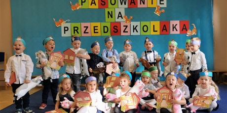 Powiększ grafikę: Wspólne zdjęcie z pasowania na przedszkolaka z dyplomami i maskotkami - kotkami