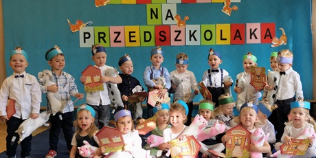 Powiększ grafikę: Wspólne zdjęcie z pasowania na przedszkolaka z dyplomami i maskotkami - kotkami
