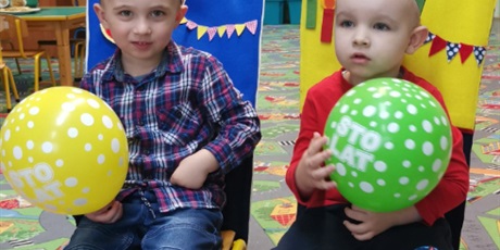Powiększ grafikę: chłopcy, Kuba i Szymon z balonikami