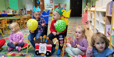 Powiększ grafikę: dzieci świętują urodziny Kuby i szymona, wręczają prezenty i częstują się cukierkami