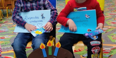Powiększ grafikę: Szymon i Kuba  z prezentami od dzieci - zabawką i książeczką