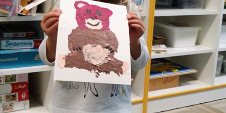 Powiększ grafikę: Misia pokazuje pracę konkursową - misia wyklejonego plasteliną na kartce