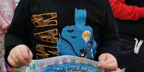 Powiększ grafikę: Konrad pokazuje swój list do Mikołaja