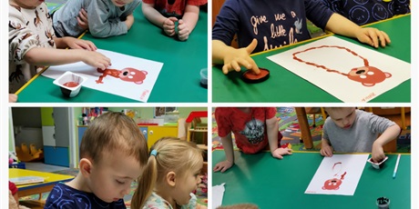 Powiększ grafikę: Dzieci domalowują do głowy misia resztę jego ciała, malują paluszkiem brązową farbą