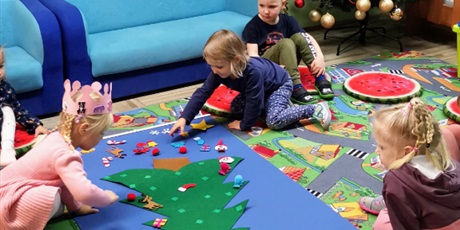 Powiększ grafikę: dzieci dekorują filcową choinkę ozdobami na rzepy