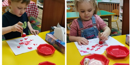 Powiększ grafikę: Leoś i Amelka przygotowują laurki dla dziadków - pomponem stemplują serca z papieru