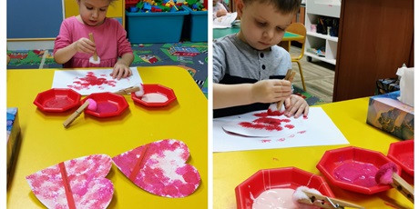 Powiększ grafikę: Marysia i Wojtek przygotowują laurki dla dziadków - pomponem stemplują serca z papieru