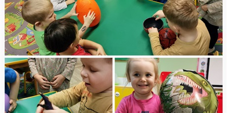 Powiększ grafikę: Dzieci bawią się przy stoliku wybranymi akcesoriami o tematyce związanej z dinozaurami