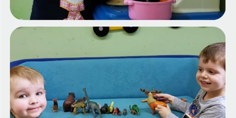 Powiększ grafikę: Kuba i Wojtek bawią się dinozaurami