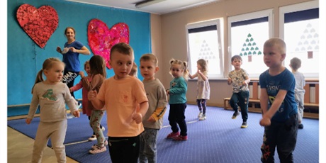 Powiększ grafikę: zabawy taneczne, dzieci tańczą wg instrukcji instruktorki