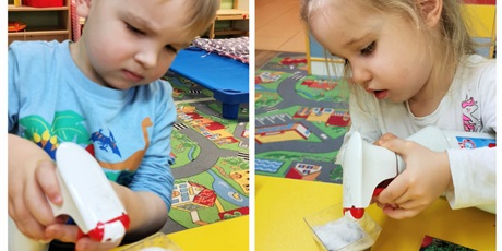 Powiększ grafikę: Kuba i Idalia spryskiwaczem wypełnionym wodą zraszają podkład pod wysiewanie rzeżuchy