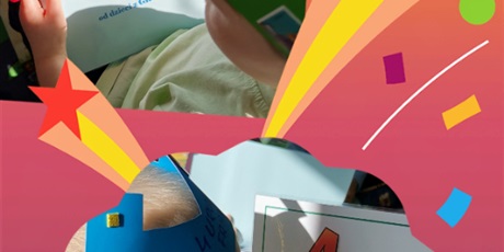 Powiększ grafikę: Chłopcy otrzymali od dzieci książeczki Urodzinowe i je oglądają