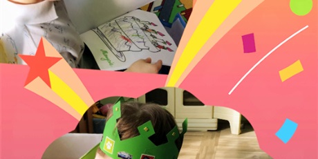 Powiększ grafikę: Chłopcy otrzymali od dzieci książeczki Urodzinowe i je oglądają