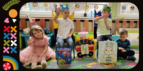 Powiększ grafikę: Dzieci razem świętują 4 Urodziny Leosie i Franka