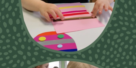 Powiększ grafikę: Żywia wykleja podkład pod wielkanocne jajo kolorowymi paskami. potem odrysuje kształt jaja 