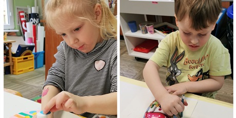 Powiększ grafikę: Laura i Leoś wykonują pracę plastyczną - wielkanocne kolorowe jajko w paski zdobione wybranymi naklejkami