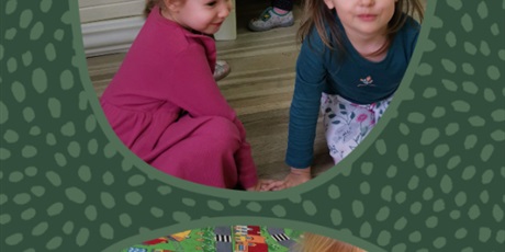 Powiększ grafikę: zabawy swobodne w sali, przy kuchni bawią się: Kamila, Marysia, Julka i Kasia