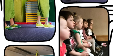 Powiększ grafikę: Teatrr QFER w przedszkolu, dzieci oglądają przedstawienie o zwierzątkach z wiejskiej zagrody
