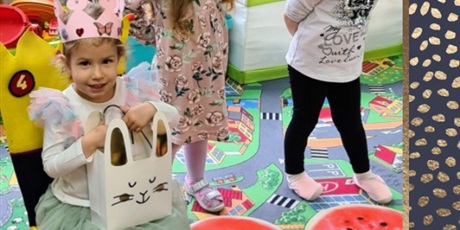 Powiększ grafikę: Marysia obchodzi swoje 4 Urodziny, na zdjęciu Jubilatka z torbą, w której ma poczęstunek dla dzieici