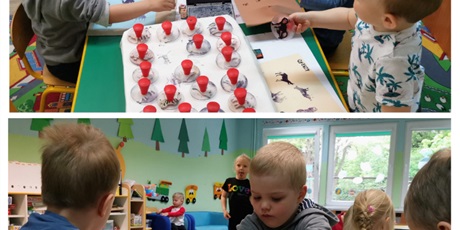 Powiększ grafikę: Dzieci projektują materiał- na kolorowym papierze stawiają kolorowe stemple