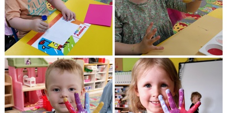 Powiększ grafikę: dzieci przygotowują laurkę dla mamy, Szymek nakleja życzenia, Kasia, Konrad i Marysia farbami pomalowali dłonie, żeby je odbić na kartce dla mamy