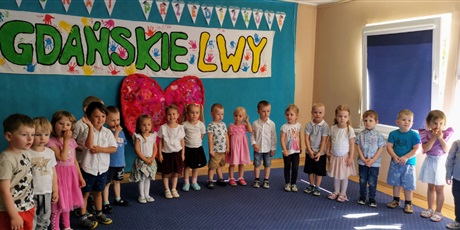 Powiększ grafikę: Maluszki żegnają programem artystycznym starsze dzieici, które po wakacjach idą do szkoły