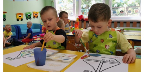 Powiększ grafikę: dzieci malują farbami zaglówkę