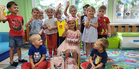 Powiększ grafikę: Kamila obchodzi swoje 4 urodziny, wspólne zdjęcie