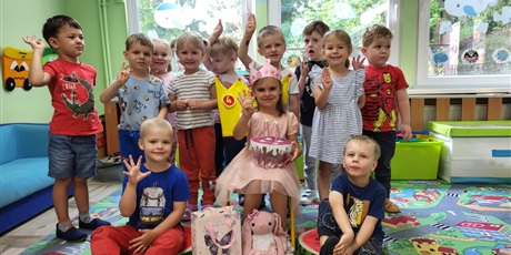 Powiększ grafikę: Kamila obchodzi swoje 4 urodziny, wspólne zdjęcie