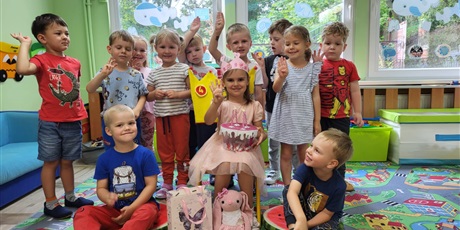 Powiększ grafikę: Kamila obchodzi swoje 4 urodziny, wspólne zdjęcie