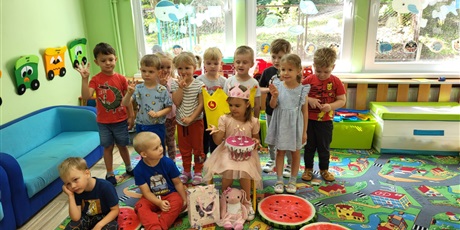 Powiększ grafikę: Kamila obchodzi swoje 4 urodziny, wspólne zdjęcie