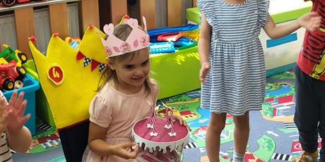 Powiększ grafikę: Kamila obchodzi swoje 4 urodziny, cdzieci śwpiewają jej 100 lat!