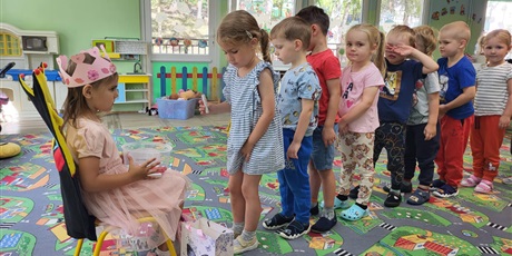 Powiększ grafikę: Kamila obchodzi swoje 4 urodziny, częstuje dzieci cukierkami