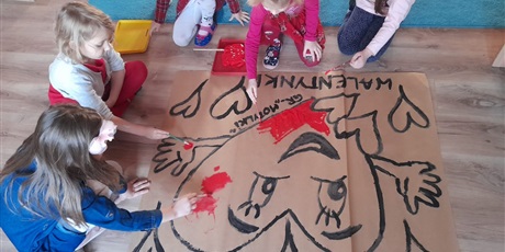 Powiększ grafikę: dzieci malują plakat walentynkowy